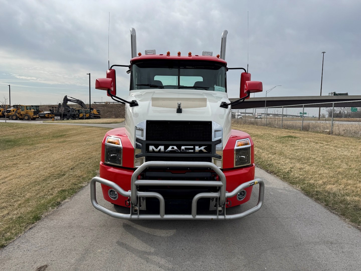 Used 2023 Mack Anthem Daycab - image 2